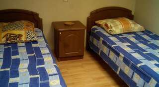 Гостиница U Galiny Лоо Небольшой двухместный номер с 2 отдельными кроватями-2